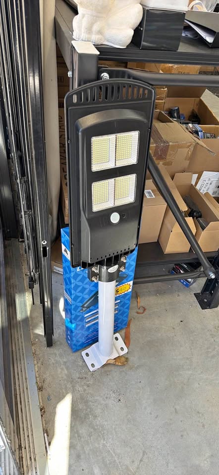 Solar street light brand new 10 available alloy not plastic + metal mounting pole and bolts 1400lm